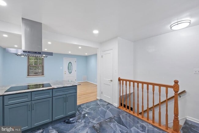 Building Photo - 2913 Collins Ave