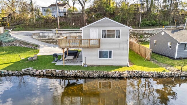 Building Photo - 829 Portage Lakes Drive
