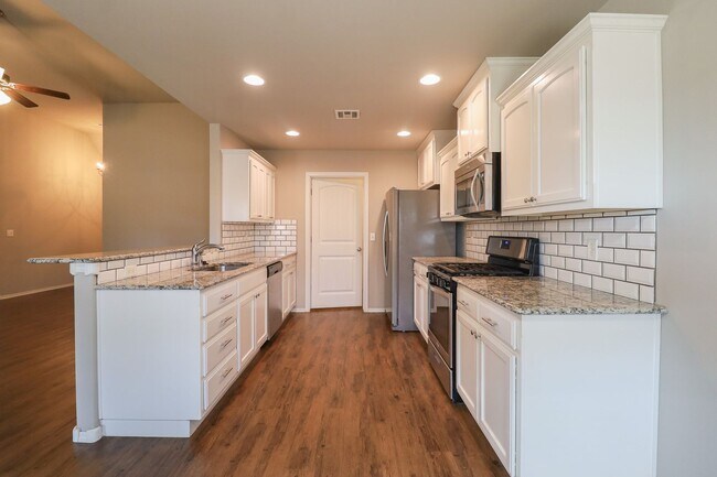 Building Photo - 3 Bed | 2 Bath in Broken Arrow!