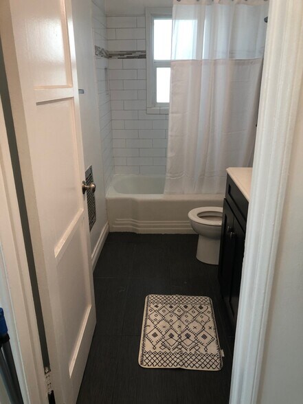 Building Photo - 5707 San Vicente Blvd