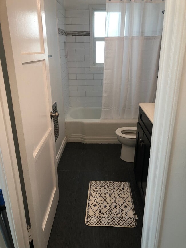 Building Photo - 5707 San Vicente Blvd