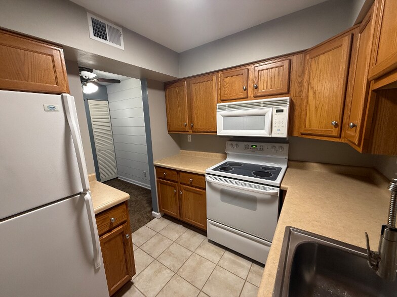 Building Photo - 2408 W Pasmoso Dr