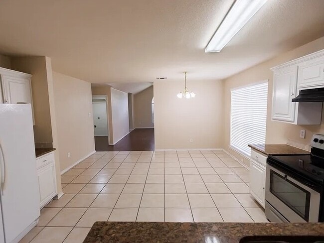 Building Photo - 2421 Collier Dr