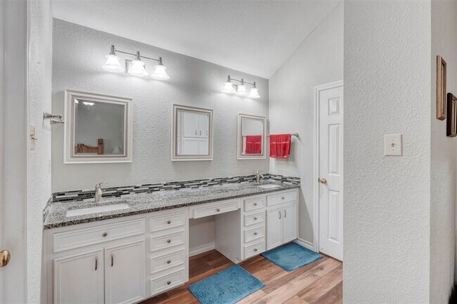 Building Photo - 203 Pin Oak Dr