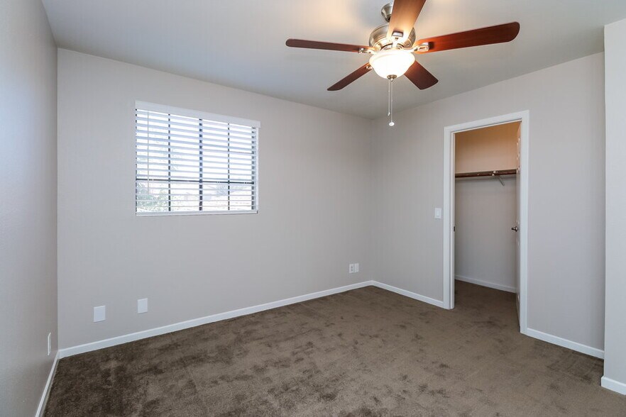 Building Photo - 921 S Val Vista Dr