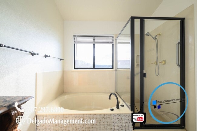 Building Photo - Gorgeous Glen Cove 4 bedroom home.