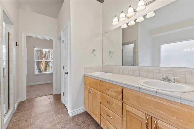 Building Photo - Quiet, Convenient, and Spacious 5 Bedroom 4 Bathroom Home