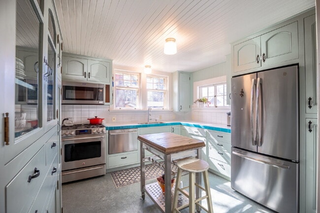 Building Photo - Rare Character Craftsman Bungalow in The H...