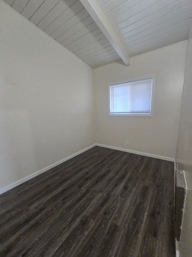 Building Photo - 2 bed / 1 bath Duplex