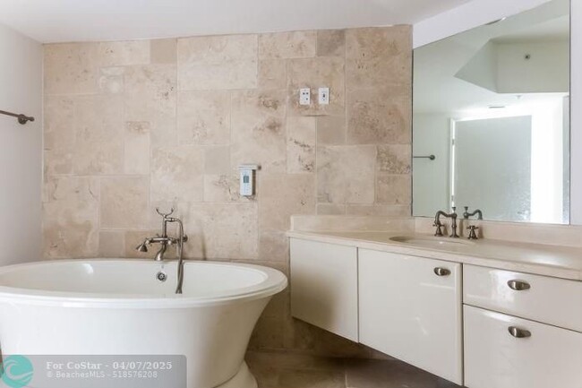 Building Photo - 333 Las Olas Way