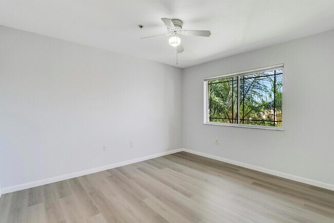 Building Photo - 181 SW Palm Dr