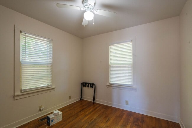 Building Photo - 3 bed and 1 bath farm house in Johnson City