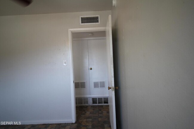 Building Photo - 317 Thunderbird Dr