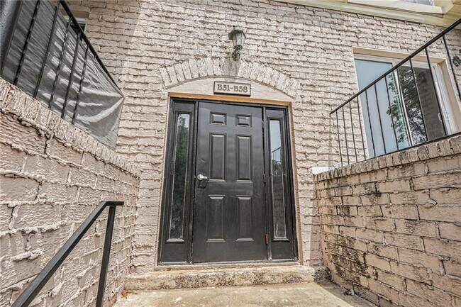 Building Photo - 2805 NE Expy NE