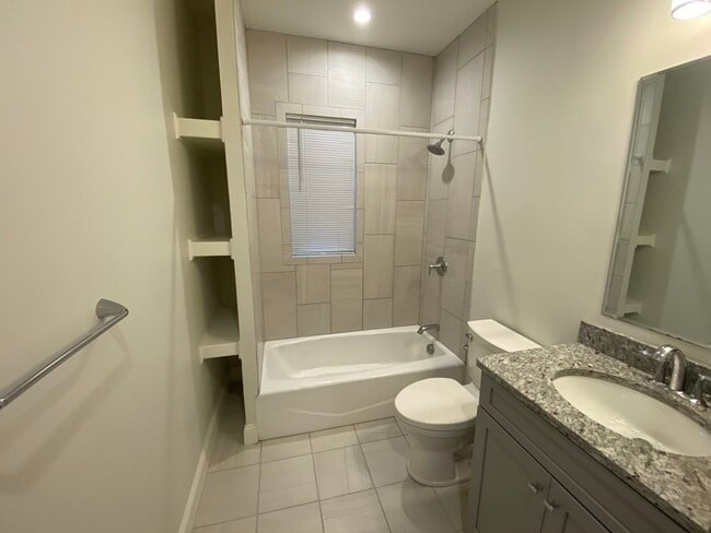 Building Photo - 226 Fellsway W