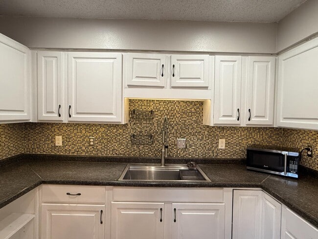 Building Photo - 5902 W Franklin St