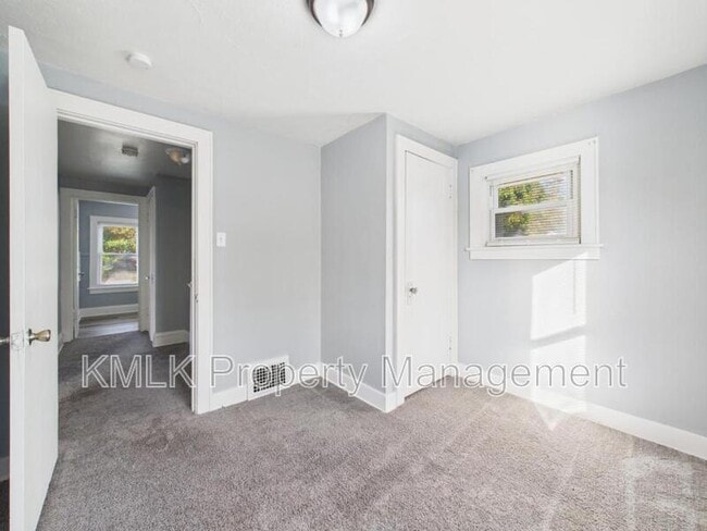 Building Photo - 903 Donald Ave