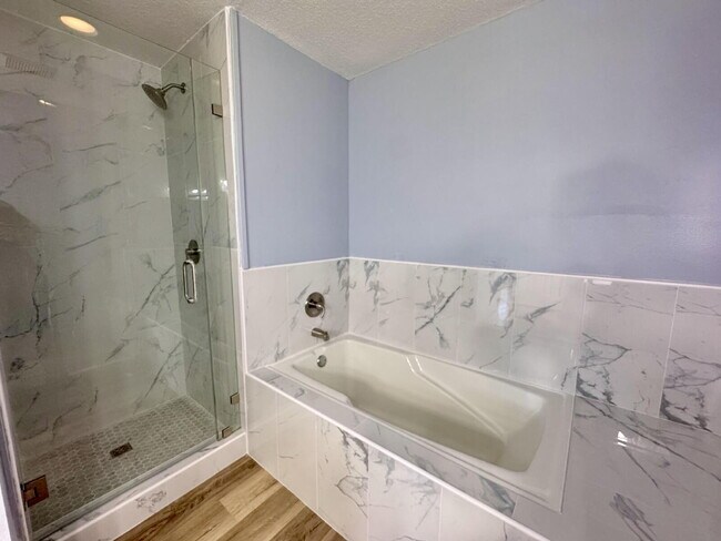 Building Photo - For Rent – Recently Renovated 3 Bed / 2 Ba...