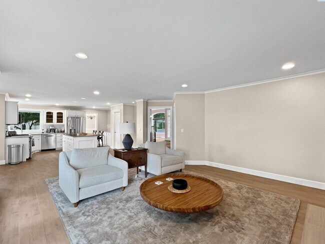 Building Photo - 4 Bedrooms Plus an Office Steps from the R...