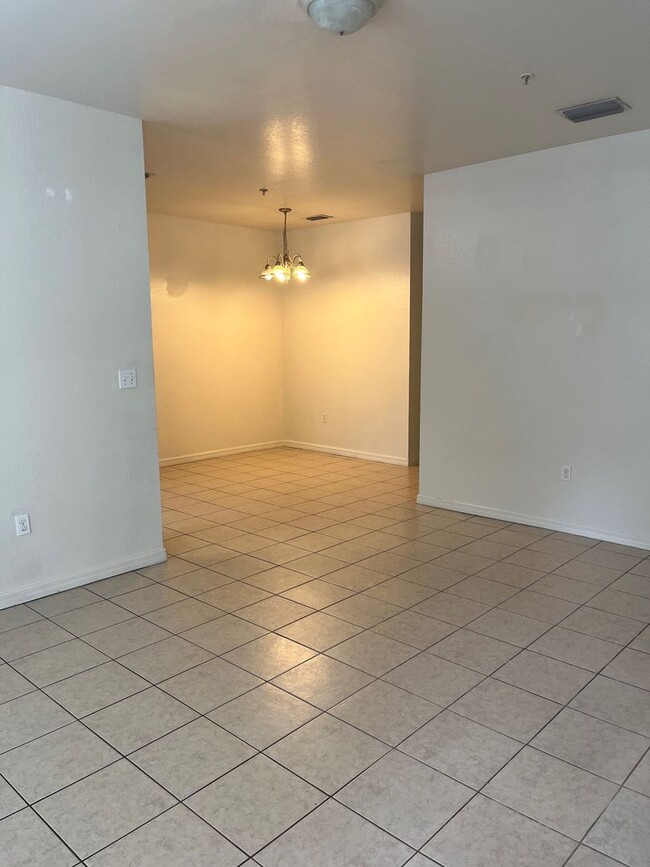 Building Photo - LEASE TERMS NEGOTIABLE Unique Townhome in ...