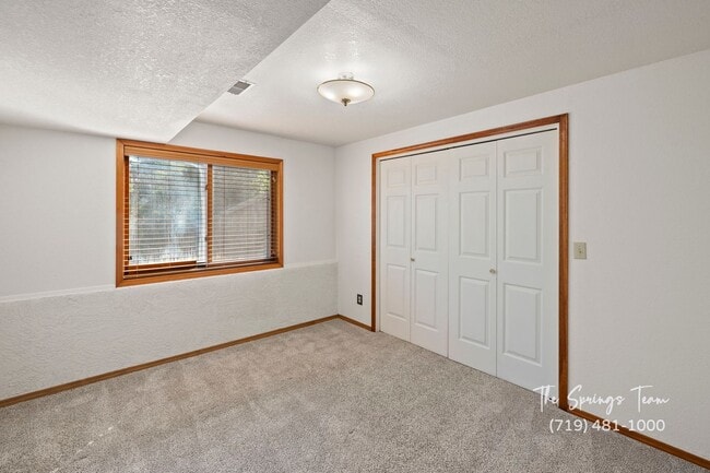 Building Photo - SPECTACULARLY HUGE 6BD HOME with PANORAMIC MOUNTAIN VIEWS - Security Deposit Waiver Available