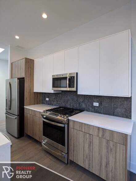 Building Photo - 2120 W Belmont Ave