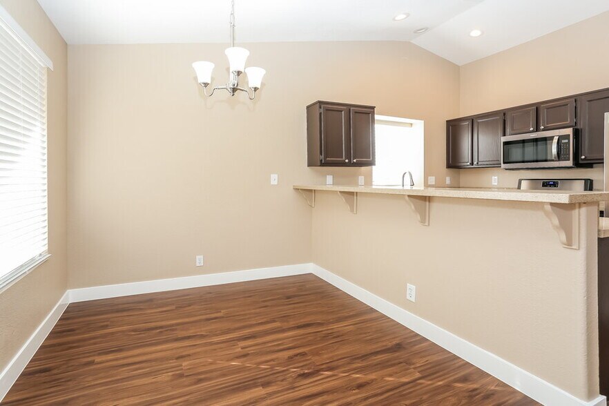 Building Photo - 925 Sunnyfield Way