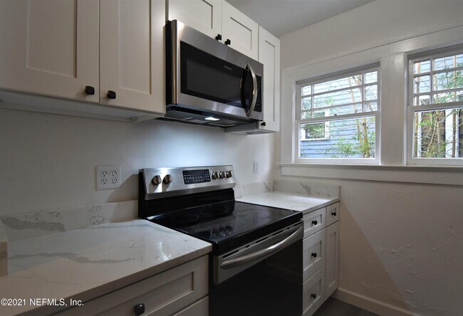 Building Photo - 2225 Myra St