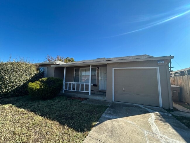 Building Photo - Charming Single Story 2-Bedroom Home in Ma...