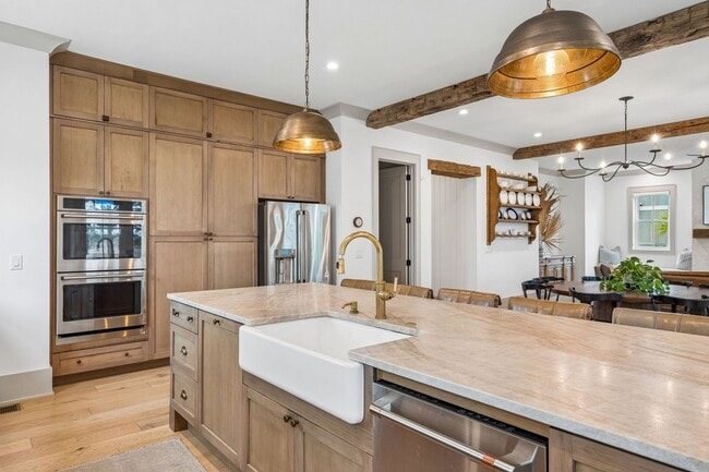 Building Photo - Beautiful 5 Bedroom Marshside Home