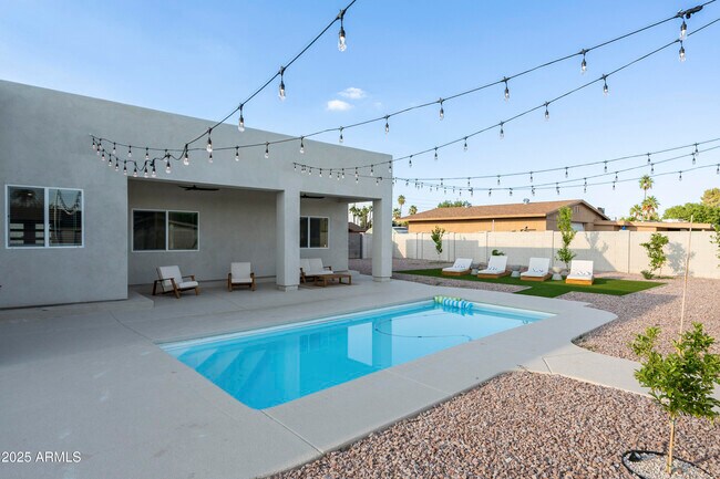 Building Photo - 5049 E Shaw Butte Dr