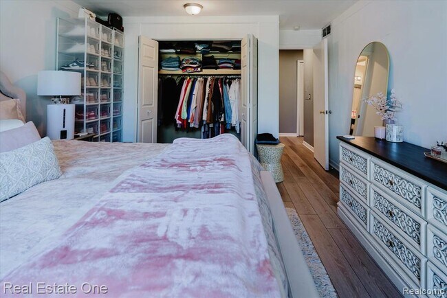 Building Photo - 430 Fox Hills Dr S