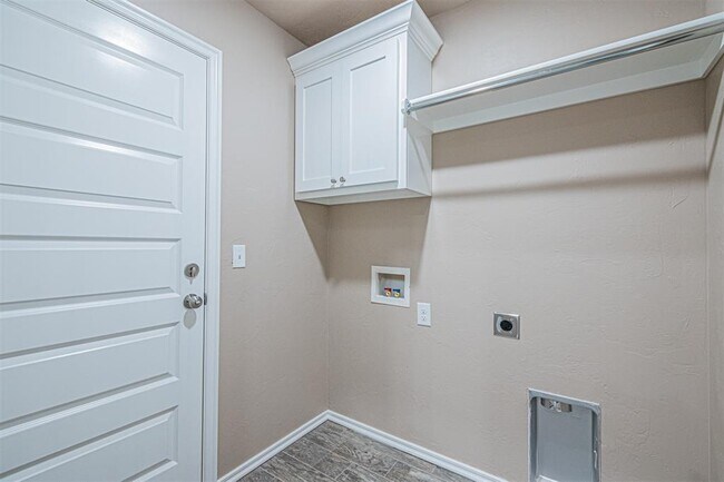 Building Photo - 1624 Highland Loop