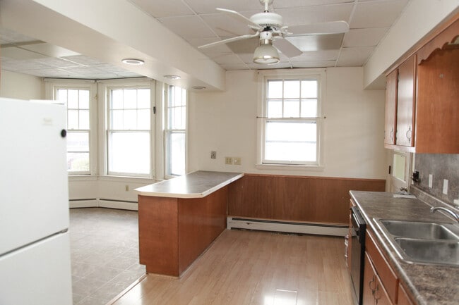 Building Photo - Large 3 Bedroom + Bonus Room with Laundry ...