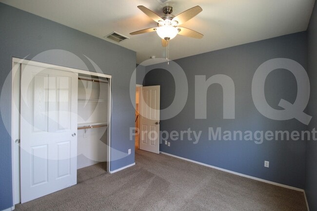 Building Photo - 995 E Blue Spruce Ln