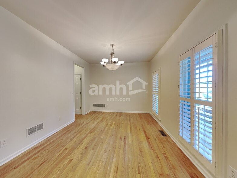 Building Photo - 3063 Woodbridge Ln