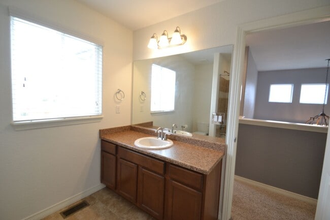 Building Photo - 5 Bed 3.5 Bath 3 Car Garage with AC