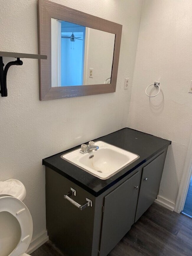 Building Photo - Fully Updated Home Just A Short Distance T...