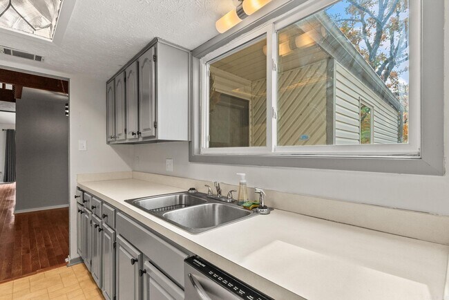 Building Photo - 102 Windwood Ln