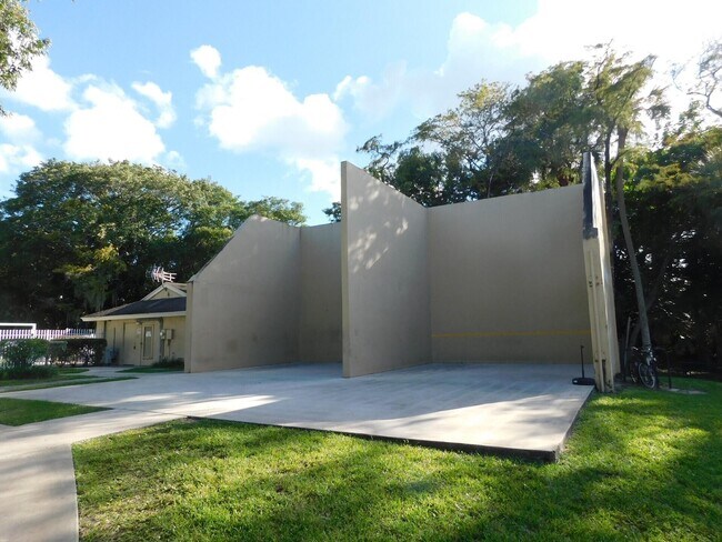 Building Photo - 611 Cypress Lake Blvd
