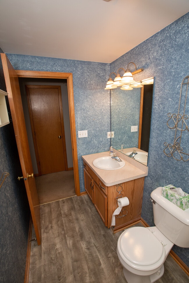 Bath - 250 Lyndale Ave