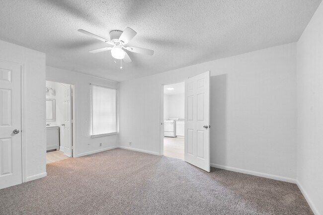 Building Photo - 806 E Emily Ave