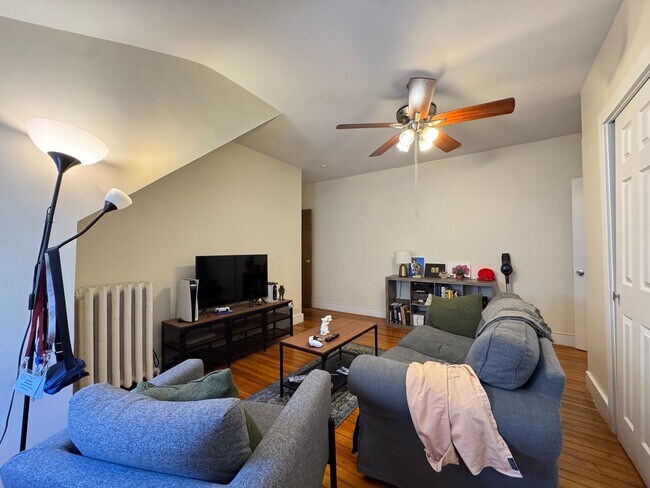 Building Photo - Spacious 2-Bedroom, 2-Bath in East Rock – Newly Renovated!