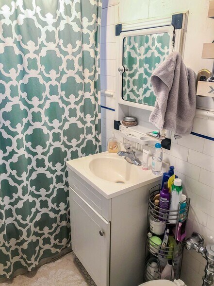 Building Photo - 435 W Surf St