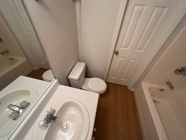 Building Photo - Center 628-630