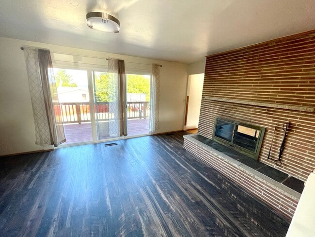 Building Photo - 4-Bedroom North Tacoma Home with Stunning ...