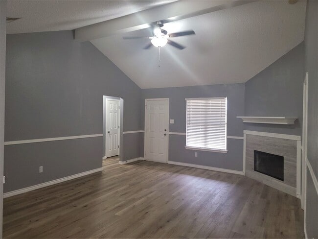 Building Photo - 3/2/2 in South Pointe with Lots of Features