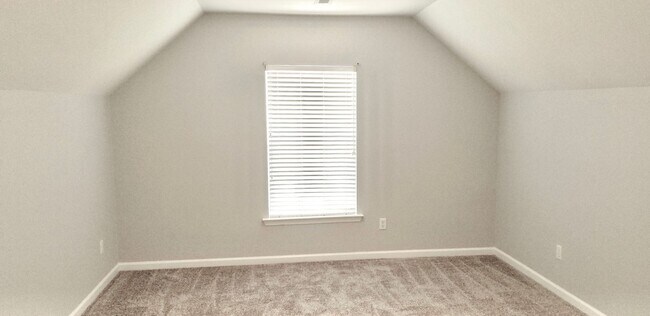 Building Photo - 4 bedroom home with fenced backyard locate...