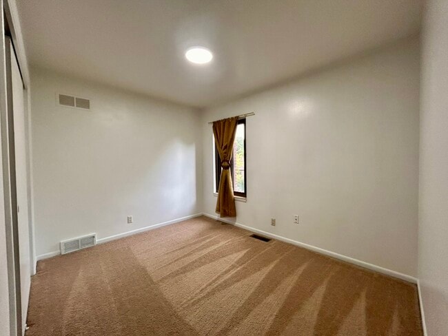 Building Photo - 3069 Lindenwood Dr