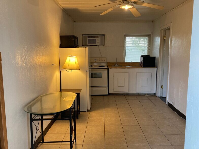 Building Photo - 2102 9th St W